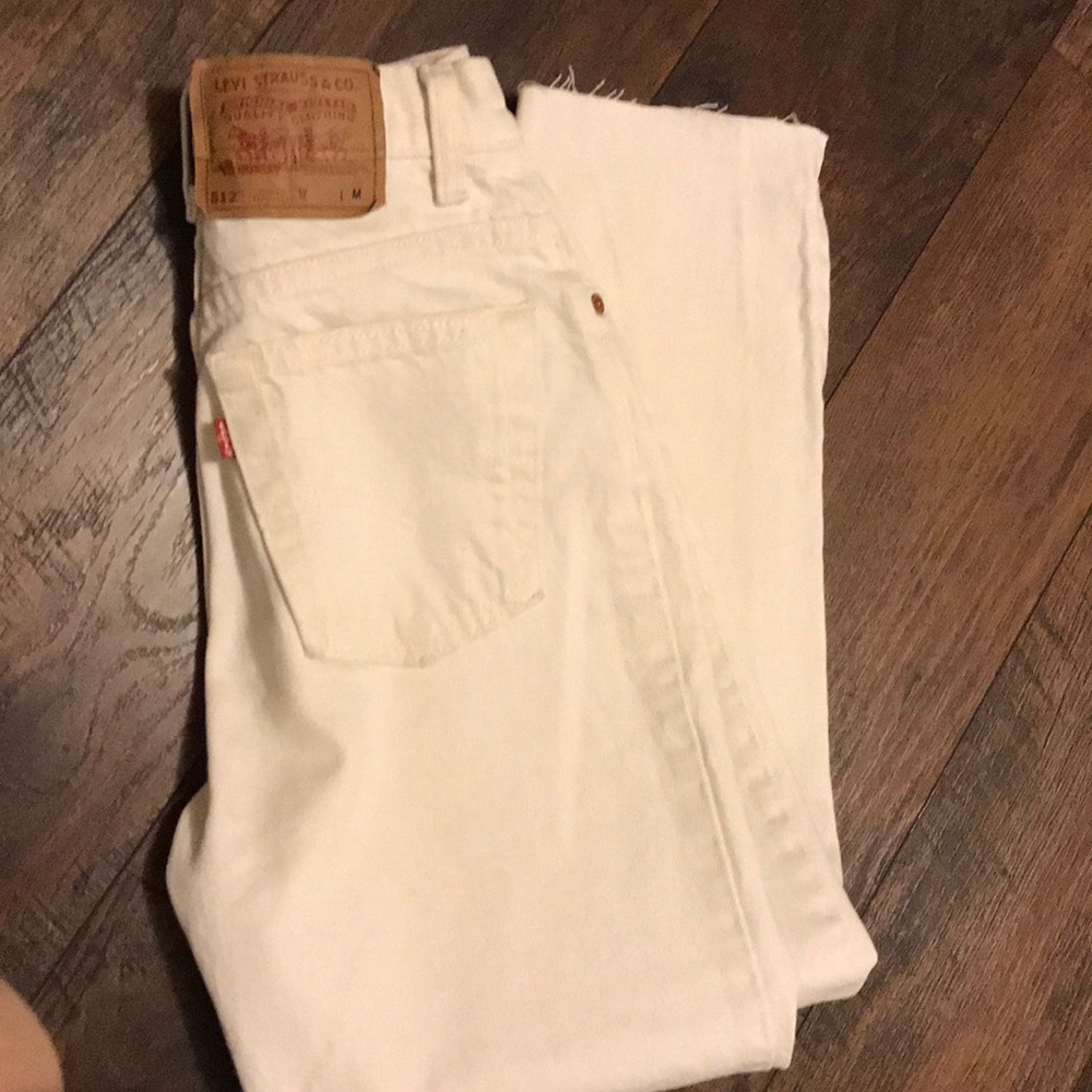 Levi’s highwaisted mom jeans